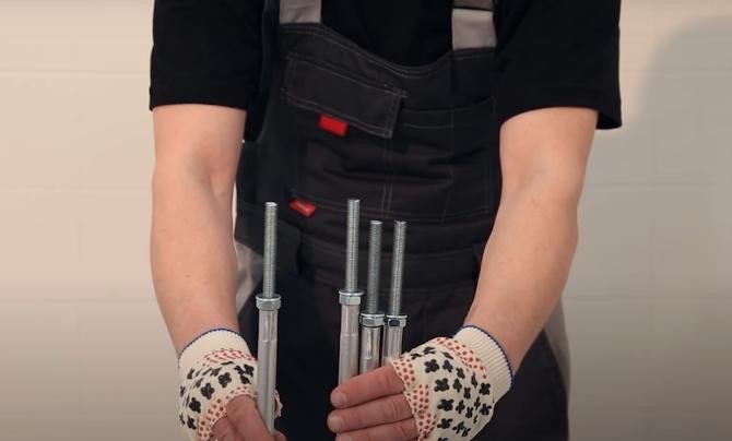 Вкручивающиеся стойки в каркасе ванн Triton: из чего они сделаны и зачем?