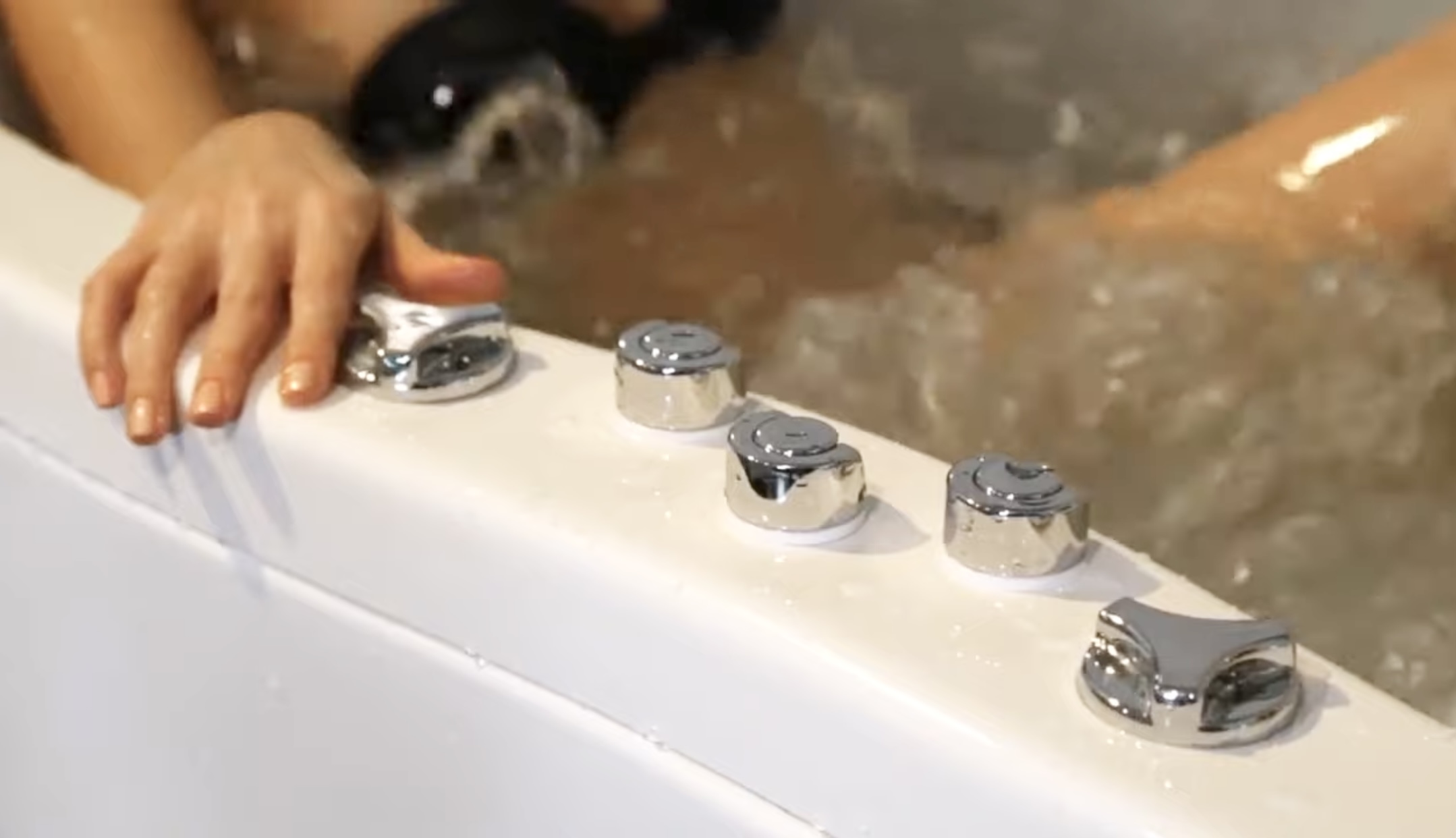 Можно ли регулировать силу струи воды в гидромассажной ванне